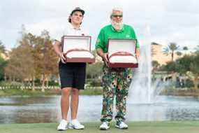 John Daly II et son père John Daly posent avec le trophée des gagnants après avoir remporté le tournoi de golf du championnat PNC sur le parcours de Grande Lakes Orlando le 19 décembre 2021. Jeremy Reper-USA TODAY Sports