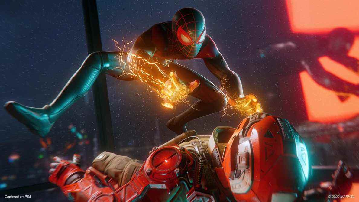 Spider-Man choque un ennemi allongé au sol dans Spider-Man : Miles Morales