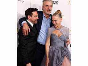 Mario Cantone, Chris Noth et Sarah Jessica Parker posent lors de la première sur le tapis rouge de la suite de 