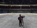 Un journaliste filme en surface où des stars de la LNH auraient joué au Wukesong Sports Center à Pékin, en Chine. 
