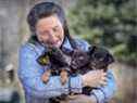 Helen Lacroix, fondatrice du service d'adoption Animatch, avec des chiots chez elle à Pointe-Fortune.