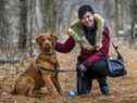 La chroniqueuse de Montreal Gazette Allison Hanes avec son chien dans les bois près de chez elle en décembre.