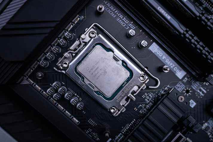 Intel Core i9-12900K dans une carte mère.