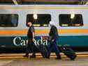Des passagers de VIA Rail débarquent à la gare Union de Toronto, le 6 octobre 2021. 