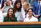 La Britannique Catherine (à gauche), duchesse de Cambridge et la Britannique Meghan, duchesse de Sussex, regardent l'Américaine Serena Williams lors de leur finale en simple dames au championnat de Wimbledon 2019.
