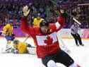 Sidney Crosby du Canada célèbre après avoir marqué le deuxième but de son équipe lors du match pour la médaille d'or contre la Suède aux Jeux olympiques d'hiver de Sotchi 2014, le 23 février 2014 à Sotchi, en Russie.  