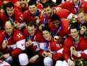 Les joueurs d'Équipe Canada célèbrent avoir remporté la médaille d'or après le match pour la médaille d'or en hockey sur glace masculin contre l'équipe de Suède au Bolshoy Ice Dome le dernier jour des Jeux olympiques d'hiver de Sotchi 2014 à Sotchi, en Russie, le dimanche 23 février 2014. Le Canada a remporté le match 3-0. 