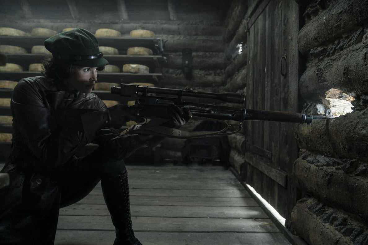 Gemma Arterton vise un fusil de sniper dans The King's Man