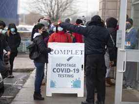 Les résidents font la queue devant un centre de test COVID-19 dans la ville de Kirkland à Montréal, Québec, le mercredi 22 décembre 2021.