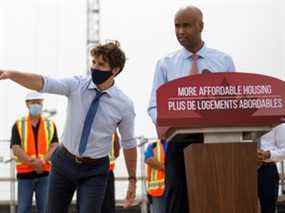 Le premier ministre Justin Trudeau avec Ahmed Hussen sur un chantier de construction de logements à Brampton, en Ontario, en juillet.