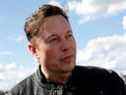 Le fondateur de SpaceX et PDG de Tesla, Elon Musk, le regarde visiter le chantier de construction de la gigafactory de Tesla à Gruenheide, près de Berlin, en Allemagne, le 17 mai 2021.