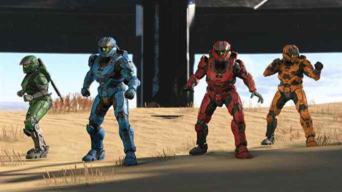 Quatre Spartiates, toutes de couleurs primaires à bascule, se tiennent prêts au combat dans Halo Infinite.