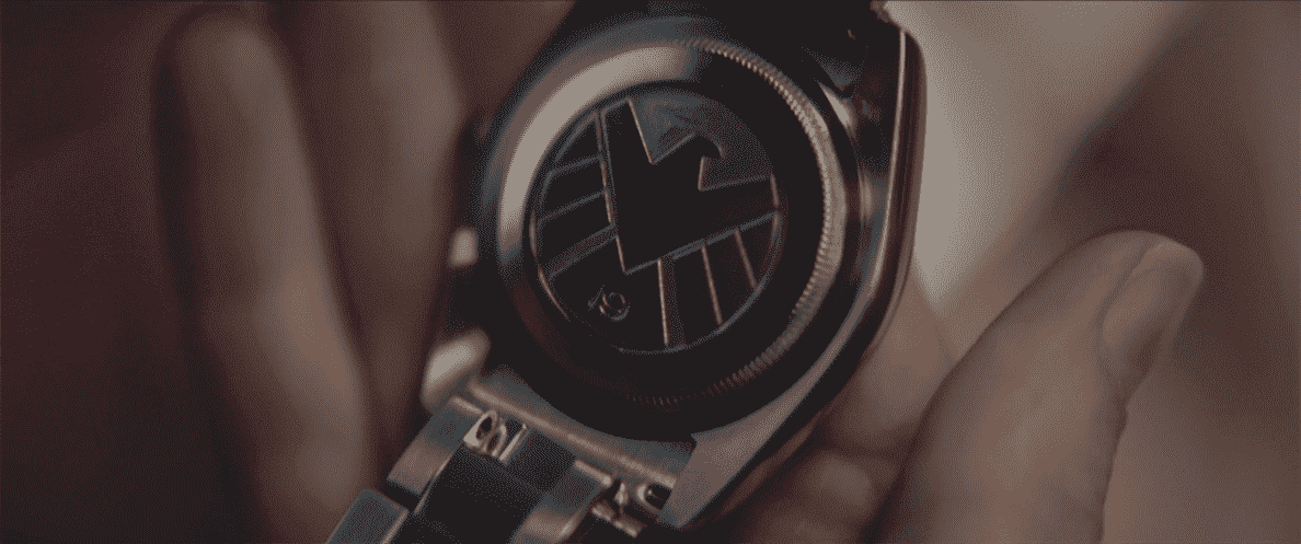 Le dos d'une montre porte un emblème SHIELD et le numéro 19 en Hawkeye. 