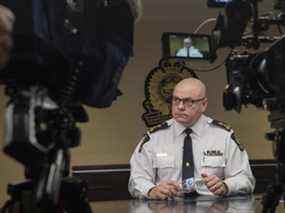Le chef de la police d'Edmonton, Dale McFee, cherche à licencier un policier qui a volé de l'argent sur une scène de crime en 2016.