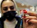 Un agent de santé prépare une dose de vaccin contre le coronavirus de Pfizer-BioNTech à administrer dans le centre commercial Malcha, à Jérusalem, le 22 décembre 2021. 