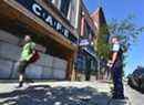 Des agents spéciaux de la police de Toronto surveillent la fermeture du dispensaire de cannabis Bloor St. W. CAFE après que des équipes avec de la machinerie lourde ont tenté d'enlever des blocs de béton scellant l'entrée le jeudi 18 juillet 2019.