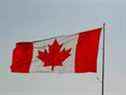 Le drapeau canadien tendu au vent le lundi 15 février 2021. 
