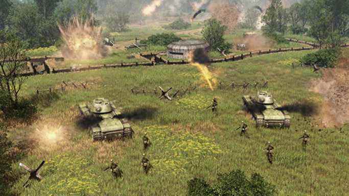 Des soldats et des chars avancent vers des tranchées dans un champ herbeux dans Men Of War 2