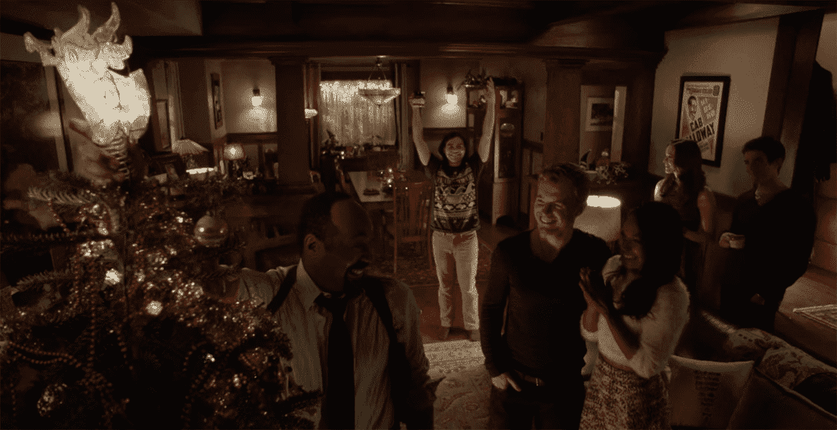 La famille West fête Noël avec des amis, encourageant Joe West (Jesse L. Martin) au sommet de l'arbre généalogique avec un ange dans The Flash. 