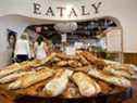 Du pain frais affiché à l'entrée d'un Eataly à New York.
