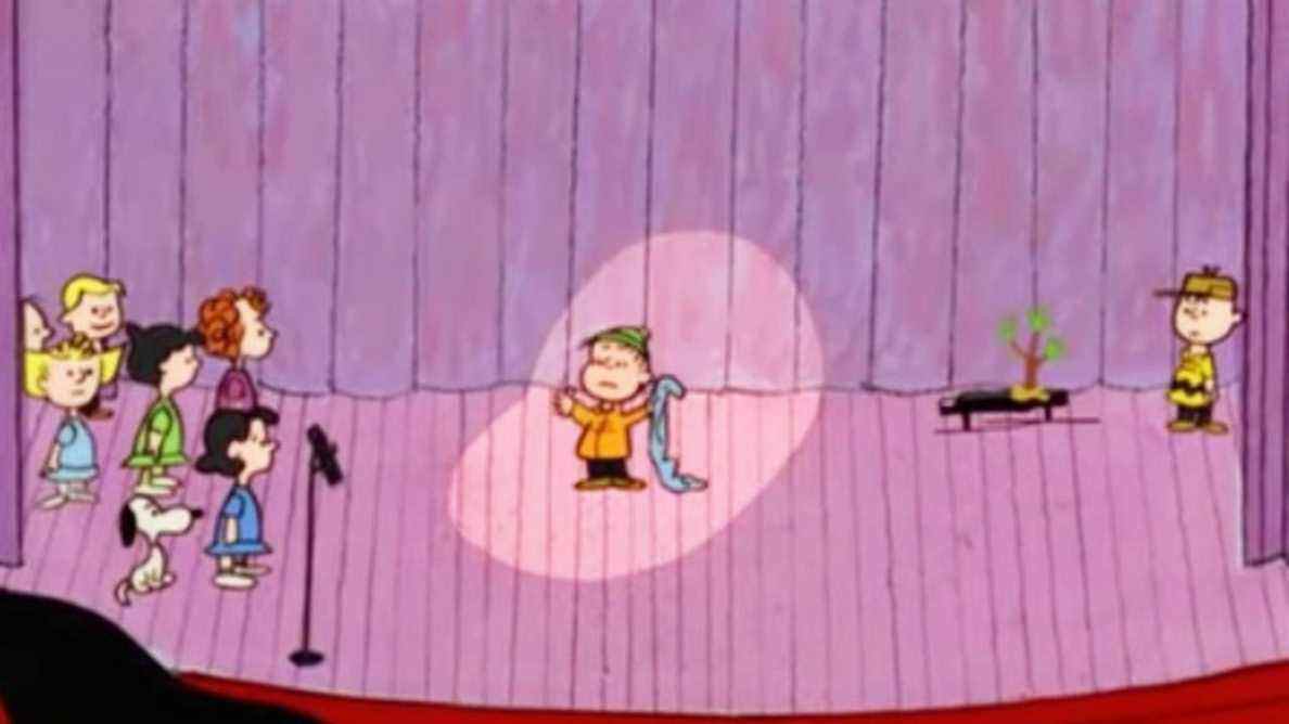 Linus, au centre de la scène, offre le vrai sens de Noël dans A Charlie Brown Christmas