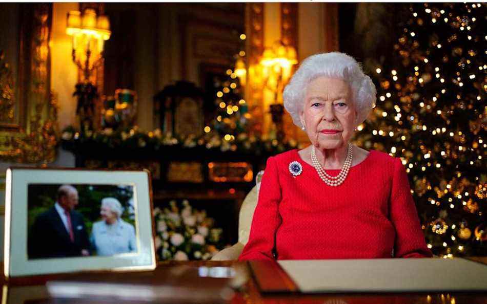 La reine enregistre son émission annuelle de Noël dans le White Drawing Room du château de Windsor – Victoria Jones/PA