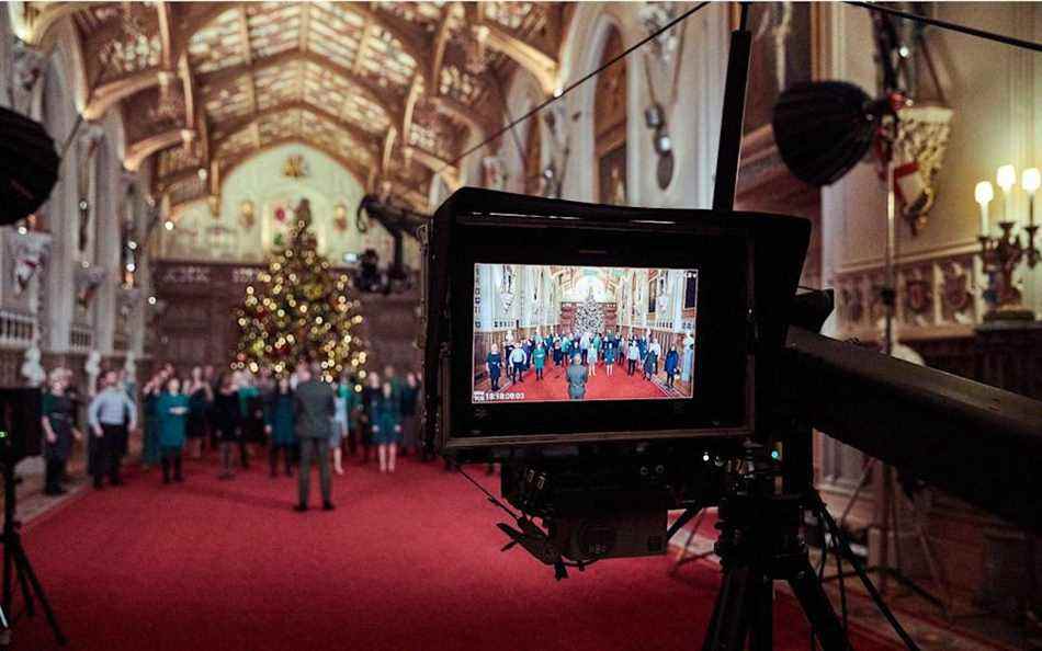 Le Singology Community Choir enregistrant un segment pour la diffusion de Noël de la reine à l'intérieur de la salle St George du château de Windsor - ITN/PA