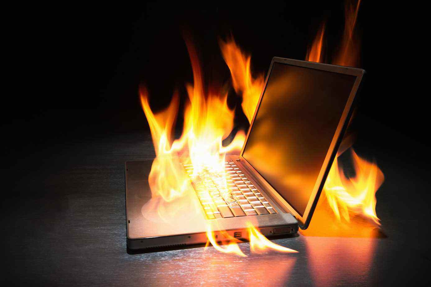 Un ordinateur portable ravagé par les flammes