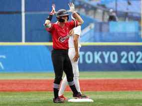 Victoria Hayward d'Équipe Canada célèbre après avoir ouvert le bas de la troisième manche avec un double au champ droit lors du match pour la médaille de bronze féminin entre Équipe Mexique et Équipe Canada le Jour 4 des Jeux olympiques de Tokyo 2020 au stade de baseball de Yokohama le 27 juillet, 2021.