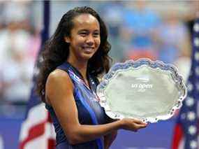 Leylah Annie Fernandez de Laval célèbre avec le trophée de finaliste après avoir été battue par la Britannique Emma Raducanu à l'US Open à Flushing NY, le 11 septembre 2021.
