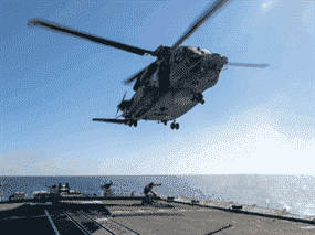 L'hélicoptère Cyclone qui s'est écrasé au large des côtes de la Grèce le 29 avril 2020 est montré environ deux mois plus tôt opérant à partir du NCSM Frederiction.  Six membres des Forces canadiennes sont morts dans l'écrasement.