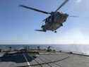 L'hélicoptère Cyclone qui s'est écrasé au large des côtes de la Grèce le 29 avril est montré sur cette photo du 15 février opérant à partir du NCSM Frederiction. 
