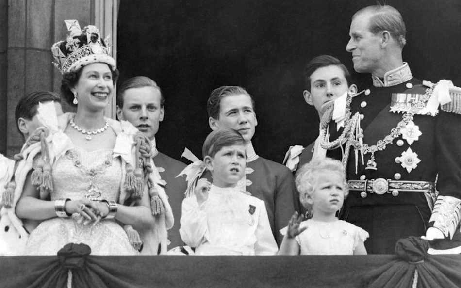 La famille royale sur le balcon du palais de Buckingham après le couronnement de la reine à l'abbaye de Westminster - PA