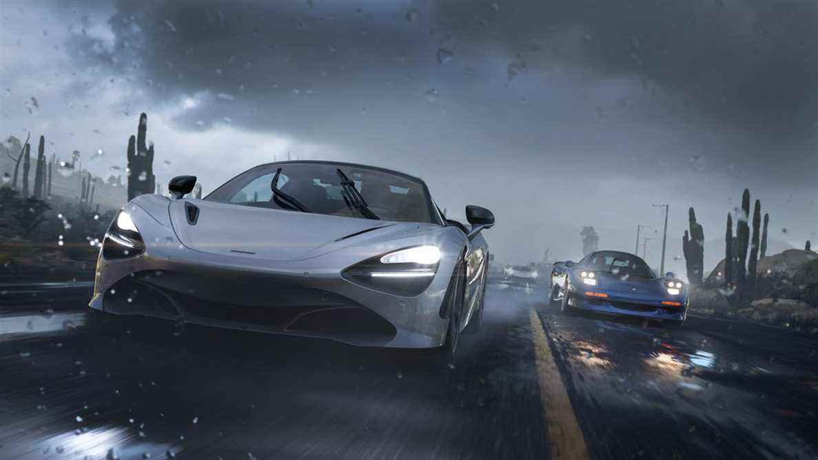 Une voiture roule sous la pluie dans Forza Horizon 5