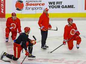 L'entraîneur-chef des Flames de Calgary, Darryl Sutter, est de retour sur la glace au Scotiabank Saddledome le lendemain de Noël.