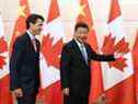 Le président chinois Xi Jinping, à droite, fait signe au Premier ministre Justin Trudeau avant leur rencontre au Diaoyutai State Guesthouse à Pékin en 2016.