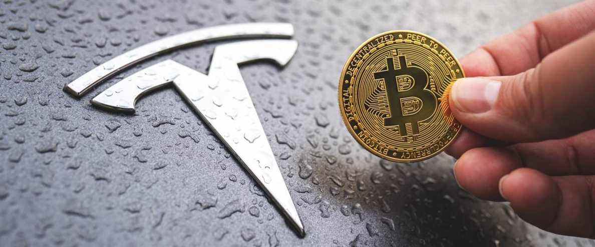 Une personne tenant un bitcoin à côté du logo de la lettre T sur une voiture Tesla