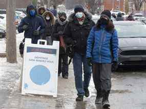 Des résidents font la queue devant un centre de test Covid-19 à Montréal, Québec, Canada, le mercredi 22 décembre 2021