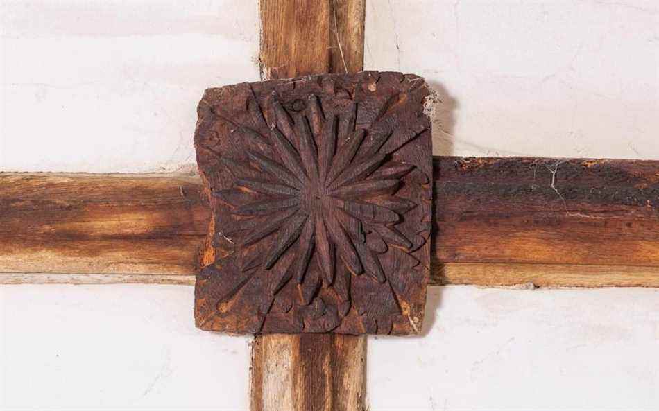 Un seul petit symbole sculpté dans le plafond de l'église - Dale Cherry