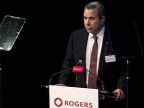Tony Staffieri, vice-président exécutif et directeur financier, prend la parole lors de l'assemblée générale annuelle de Rogers à Toronto le 23 avril 2013.