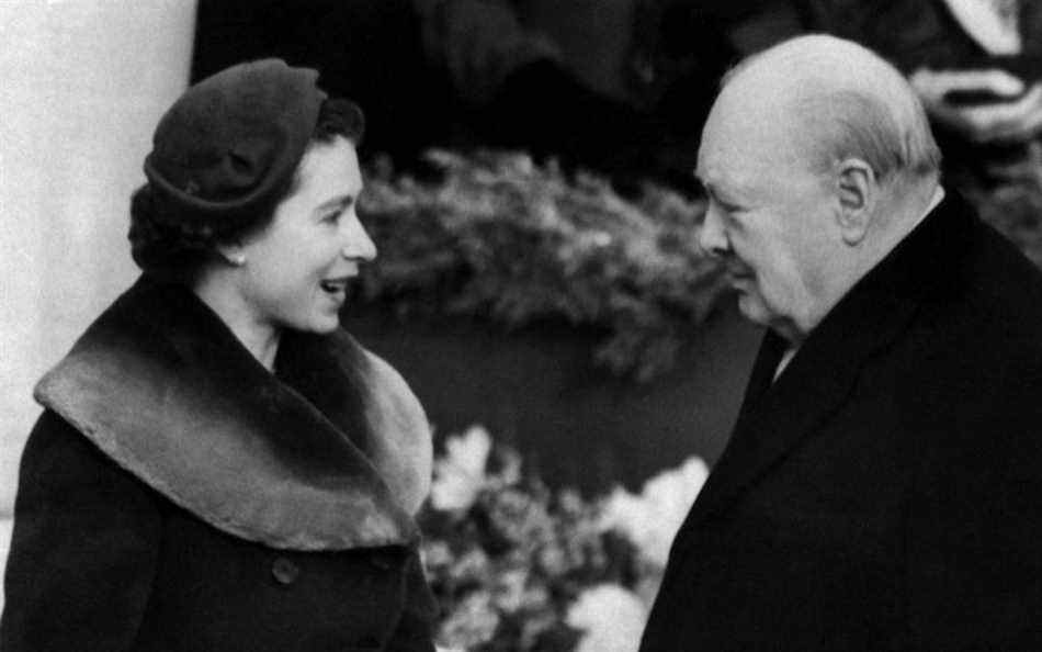 La reine s'entretient avec Sir Winston Churchill en attendant l'arrivée de feu la reine Elizabeth la reine mère à la gare de Waterloo à Londres en 1954 - TopFoto