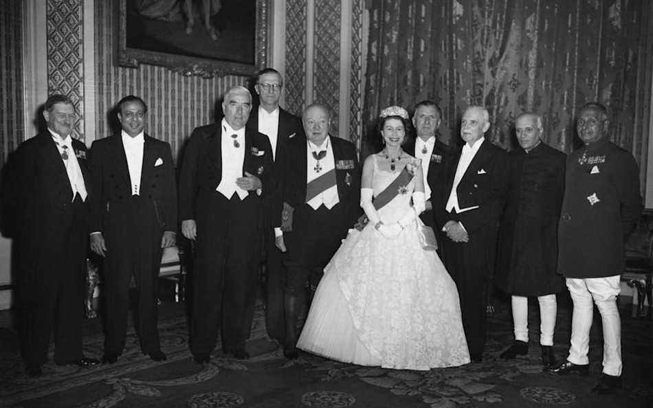 Sir Winston Churchill et la reine, au centre, rencontrant les dirigeants du Commonwealth en 1955 - Ullstein Bild via Getty Images