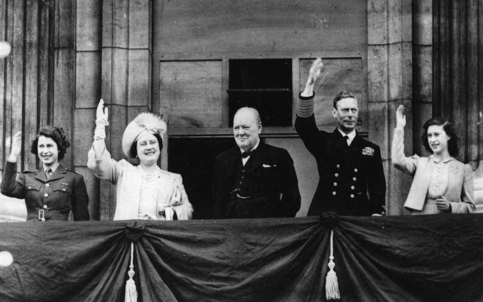 De gauche à droite : la princesse Elizabeth, la reine Elizabeth, Sir Winston Churchill, le roi George VI et la princesse Margaret le jour de la victoire en 1945 - PA