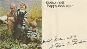 Cette carte de Noël des années 1970 du premier ministre de l'époque, Pierre Trudeau, présente l'écriture maladroite de son fils aîné Justin.  Ce fils fête ses 50 ans le jour de Noël.
