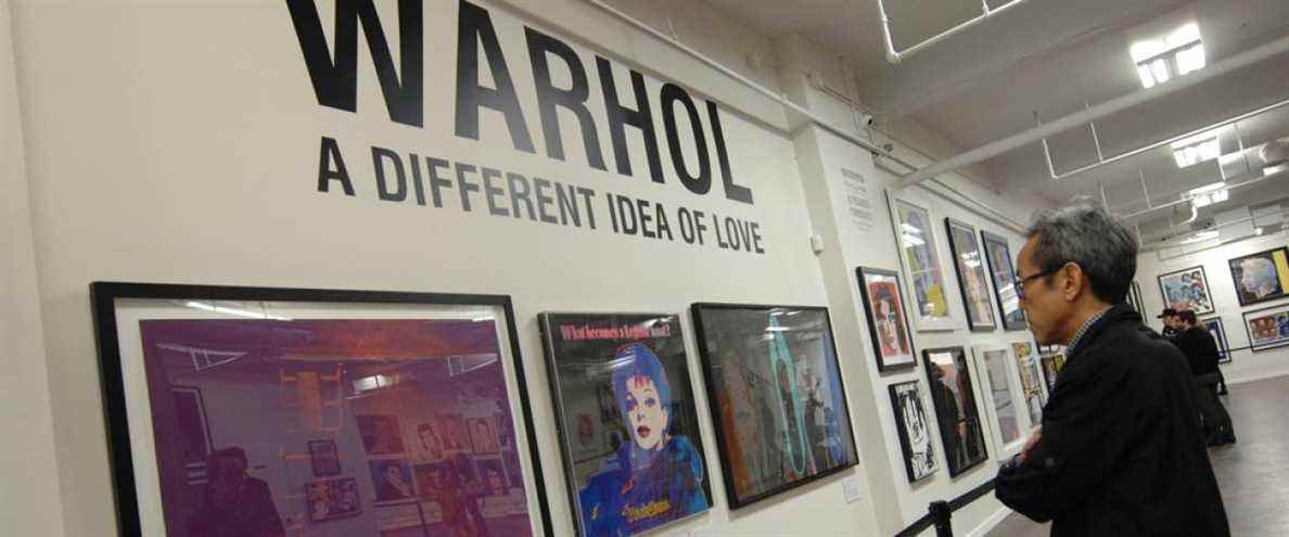 Les visiteurs assistent à la plus grande exposition au Canada d'œuvres de la légende du pop art Andy Warhol