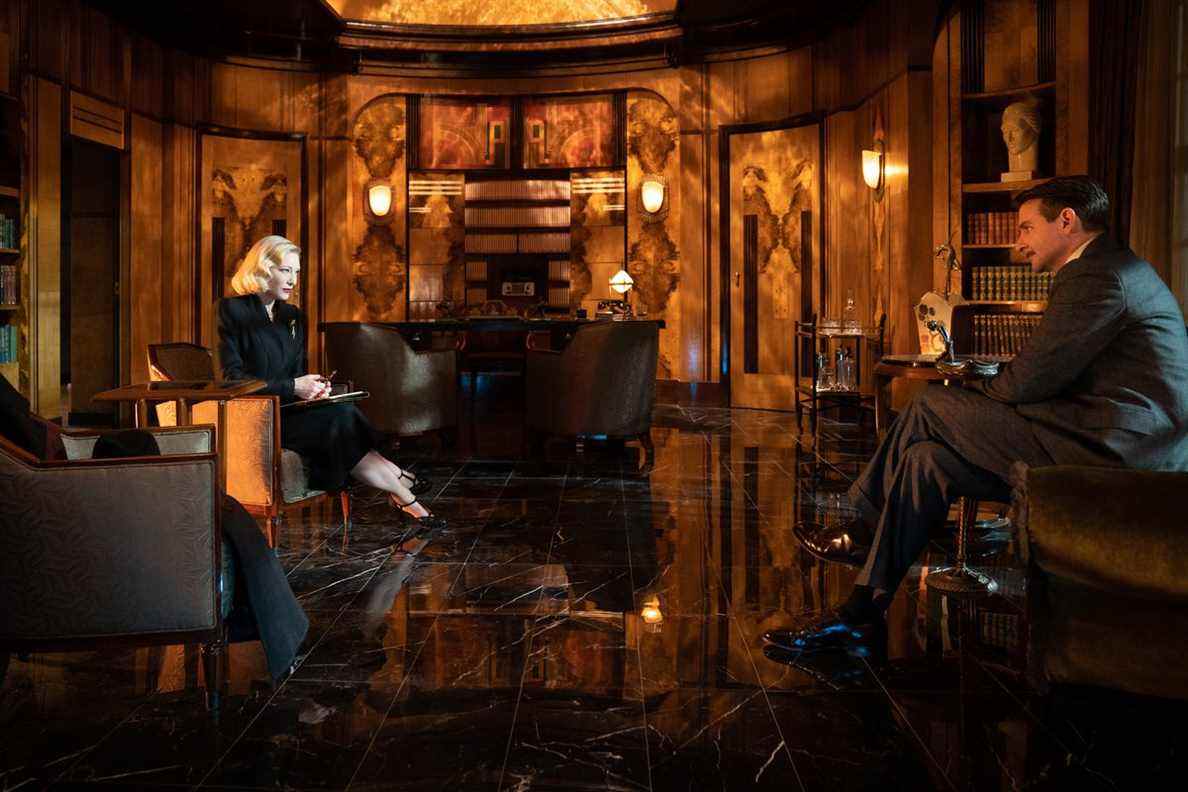 Stan Carlisle est assis dans le bureau art déco du Dr Lillith Ritter dans l'allée des cauchemars de Guillermo del Toro.