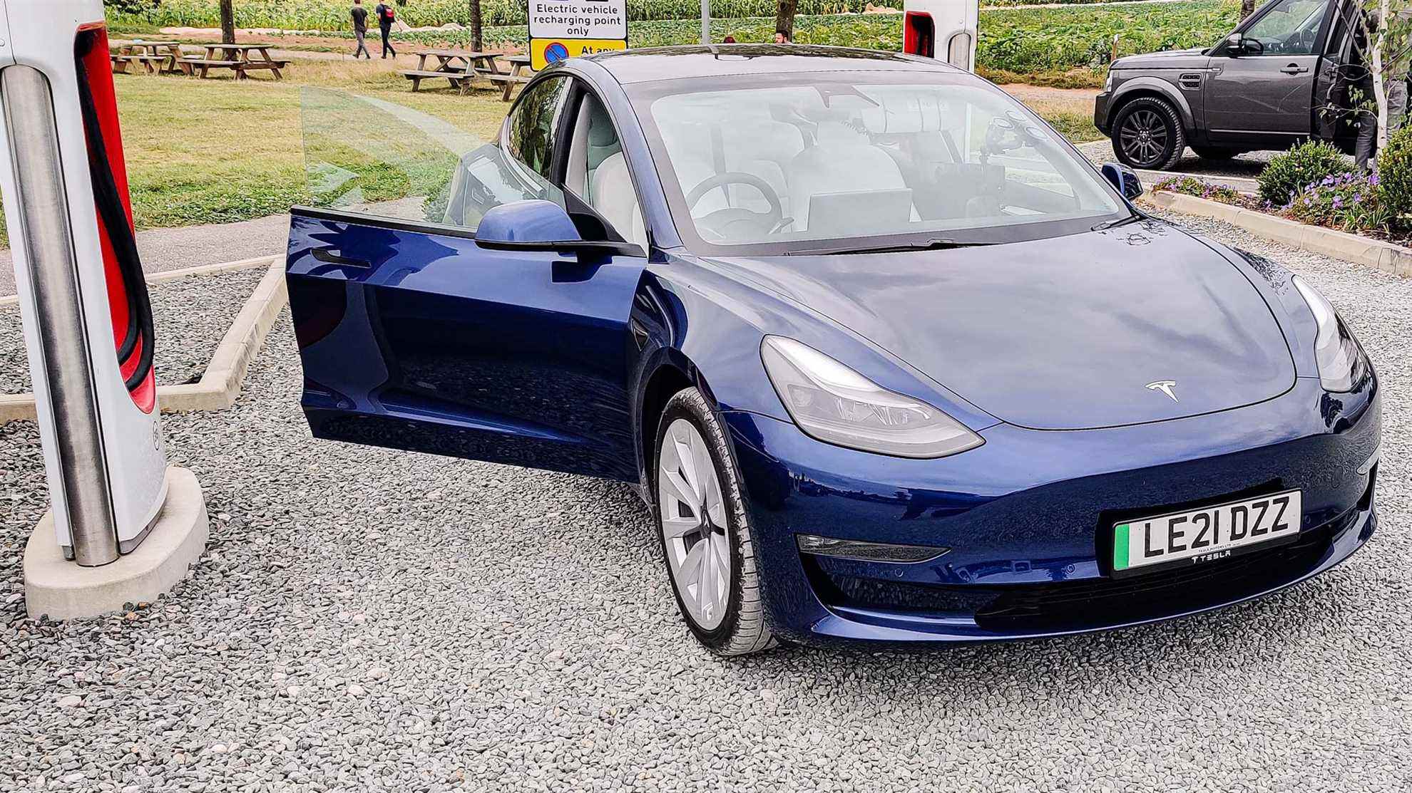 Tesla Model 3 garée dans une station de charge