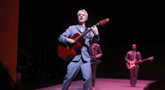 David Byrne brûle Broadway avec des spectacles d'Utopia américains « Unplugged »