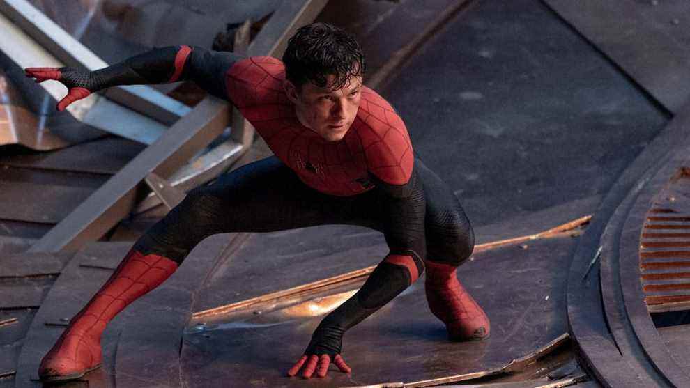 Peter Parker, démasqué dans son costume de Spider-Man noir et rouge, s'accroupit alors qu'il se prépare à passer à l'action dans Spider-Man: No Way Home