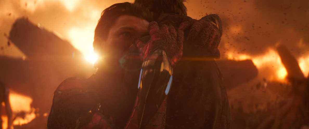 Peter Parker/Spider-Man (Tom Holland) s'accroche à l'épaule de Tony Stark/Iron Man (Robert Downey Jr.) dans Avengers : Infinity War. 